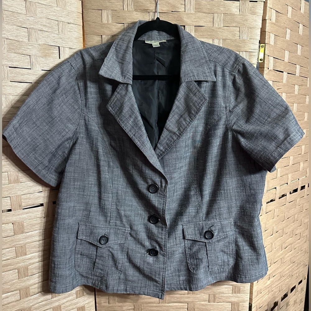 Sz 18/20 (2 piece) Dressbarn Charcoal Short Sleeve Blazer and Capri short Set!